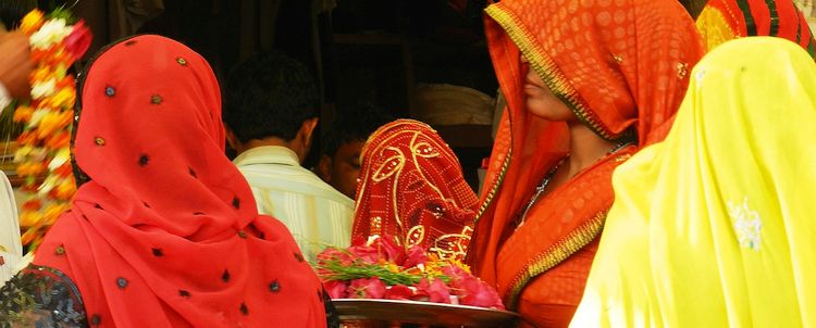 Frauen offeriere im Trinetra Ganesh Tempel Ranthambore Nationalpark