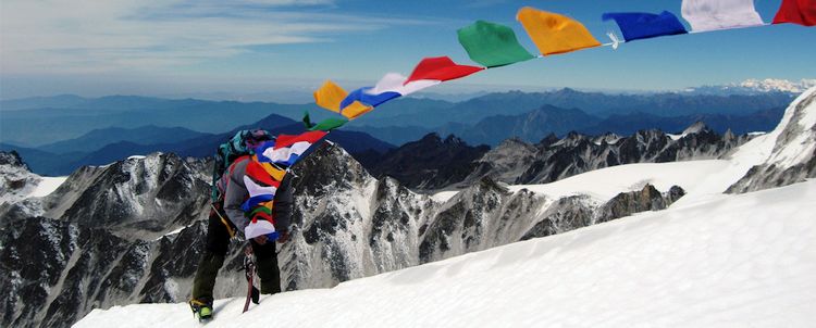 Gebetsfahnen auf Mount Thinchenkhan in Sikkim, Indien
